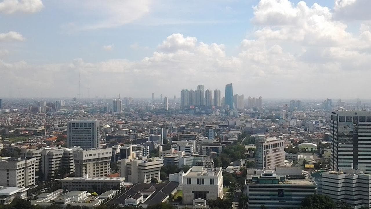 Analisis Dinamika Atmosfer Wilayah Metropolitan: Dominasi Awan Tebal dan Implikasinya bagi Aktivitas Urban