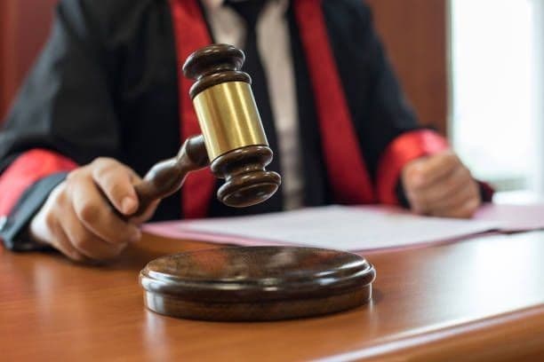 Mengurai Simbiosis Hukum dan Masyarakat: Dari Teori Normatif ke Praktik Sosial