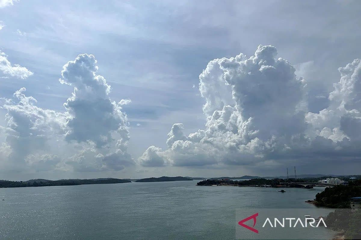 Waspada! Meski Cerah, Kepri Berpotensi Diguyur Hujan Lebat Disertai Petir