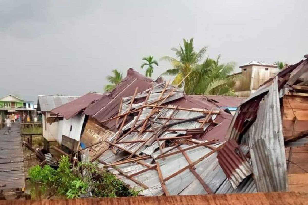 Analisis Dampak Fenomena Meteorologis Ekstrem: Studi Kasus Kerusakan Infrastruktur Permukiman di Zona Pesisir Akhir 2025