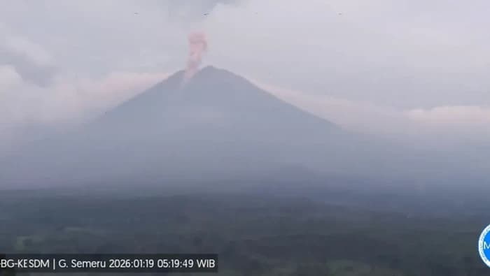 Analisis Vulkanologi: Tiga Letusan Freatik Semeru dan Implikasinya bagi Mitigasi Bencana di Jawa Timur