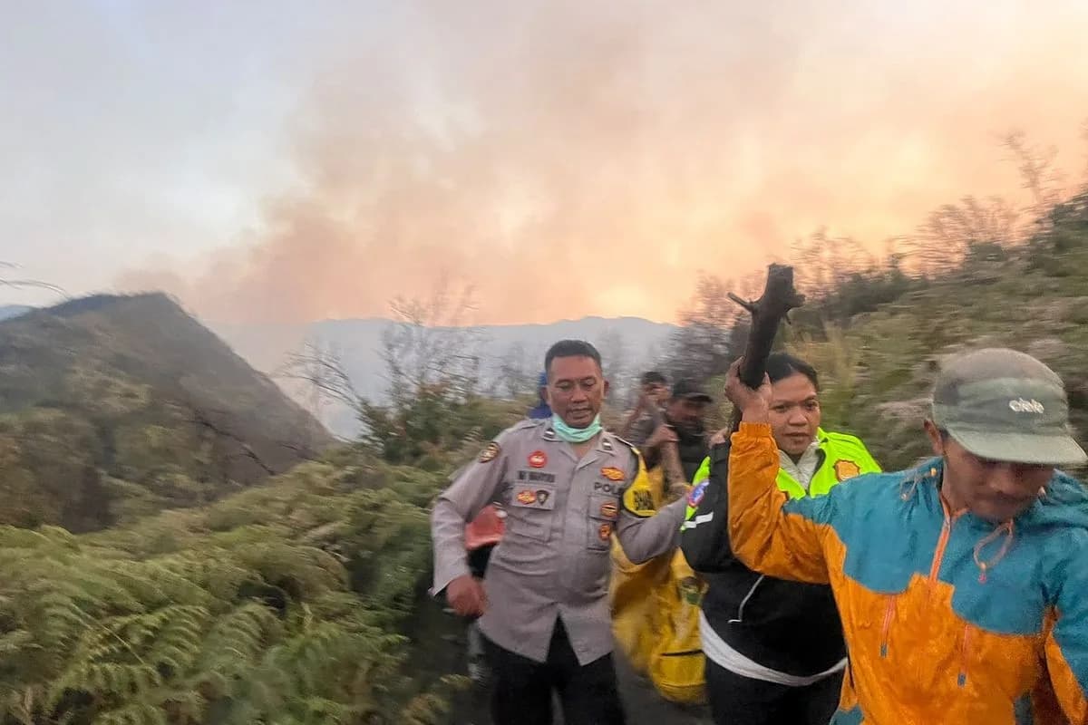 Tiga Petugas Tewas Saat Padamkan Karhutla di Bromo