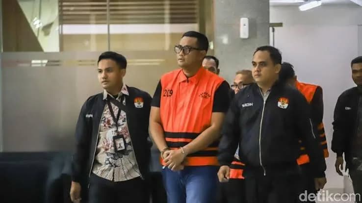 Bupati Klaten Hamenang Wajar Ismoyo Melangkah ke Mobil Tahanan KPK